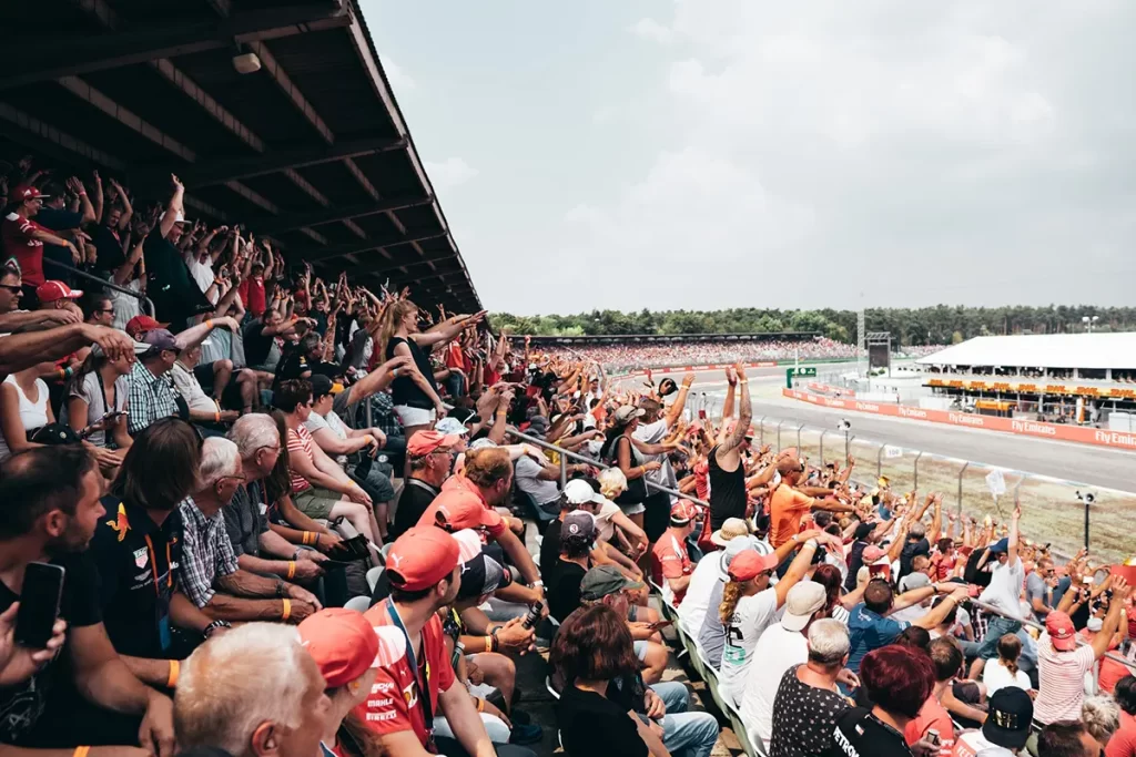 Palco de aficionados celebrando la Formula 1