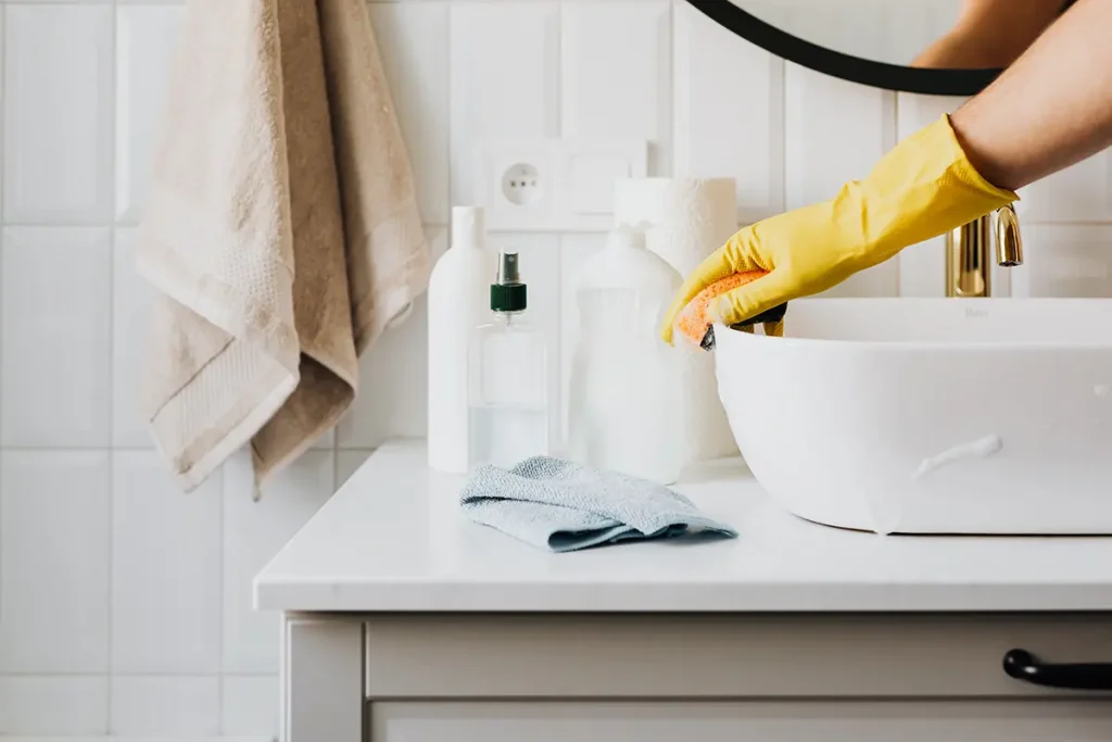 Limpieza de un lavabo de baño en renta vacacional