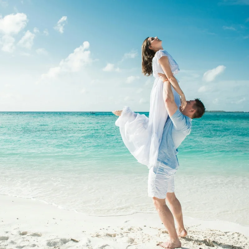 Pareja Feliz en la Playa